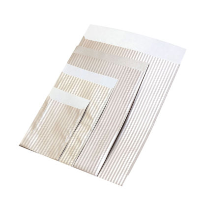 1000 Stück Papier Flachbeutel 167390F, Lignes, chablis - silber, 88g/m², 95x140mm 1000 Stück Papier Flachbeutel 167390F, Lignes, chablis - silber, 88g/m², 95x140mm